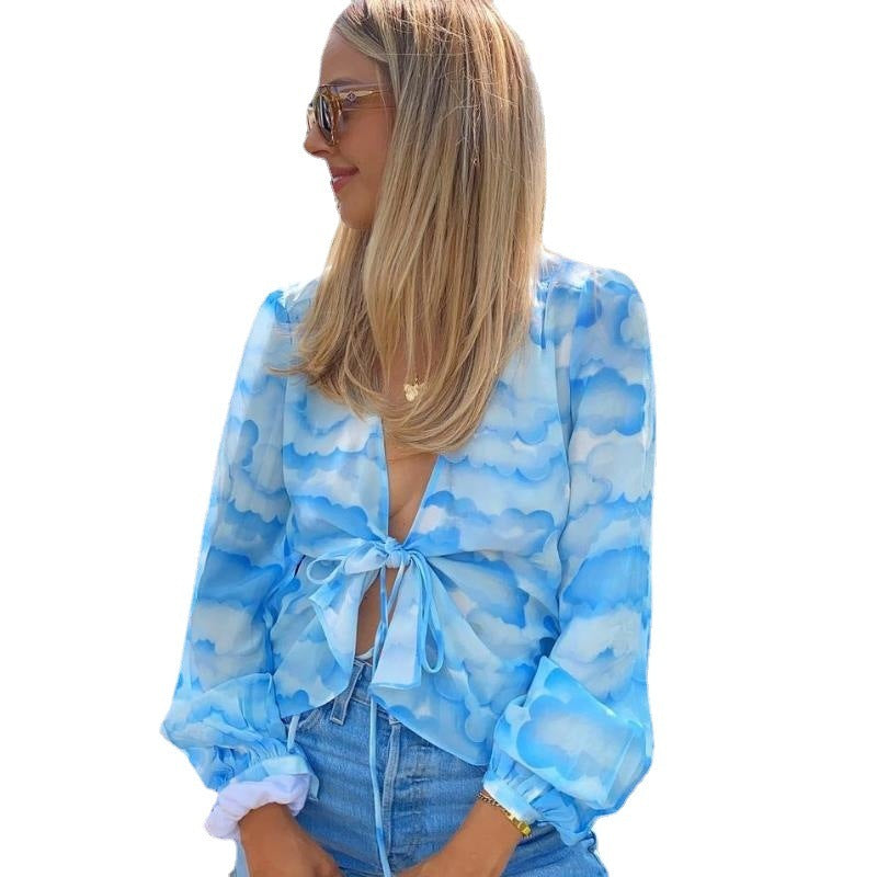 Ljetna moda: Plavo nebo i bijeli oblaci, ležerna, opuštena chiffon bluza