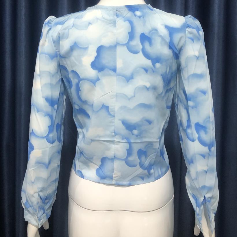 Ljetna moda: Plavo nebo i bijeli oblaci, ležerna, opuštena chiffon bluza