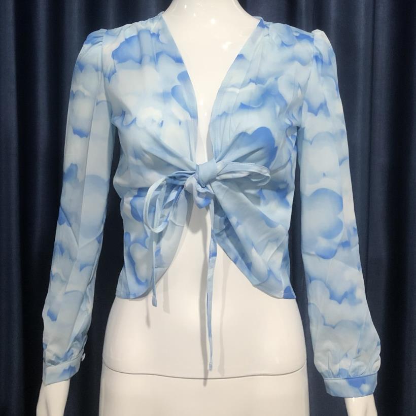 Ljetna moda: Plavo nebo i bijeli oblaci, ležerna, opuštena chiffon bluza